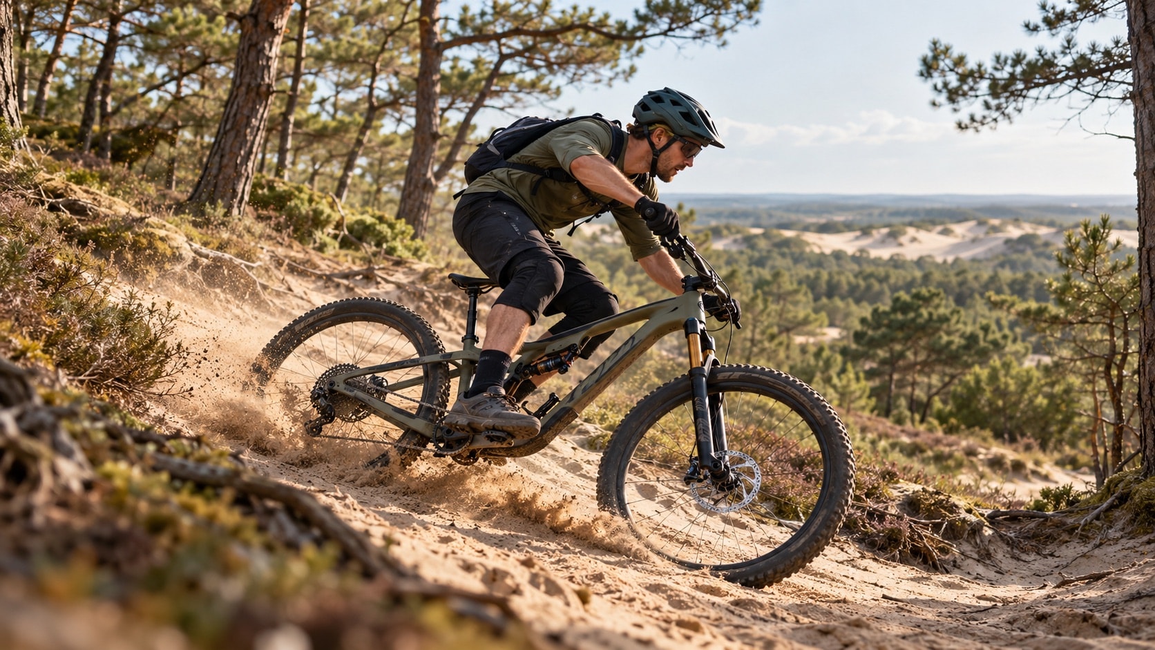 Mountainbiker daalt af door de duinen met het zadel omlaag dankzij een dropper seatpost