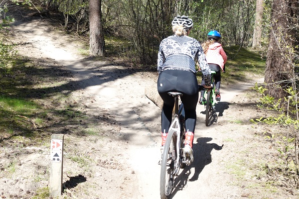 Mountainbiken ouder en kind